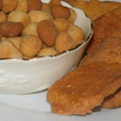 A picture of Tamilnadu tea time snack -- crispy crunchy baked uppu cheedai and thattai.