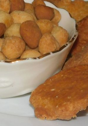A picture of Tamilnadu tea time snack -- crispy crunchy baked uppu cheedai and thattai.