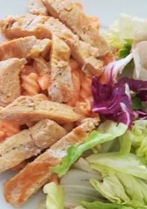 Una foto de Pasta en salsa de pimientos con pollo