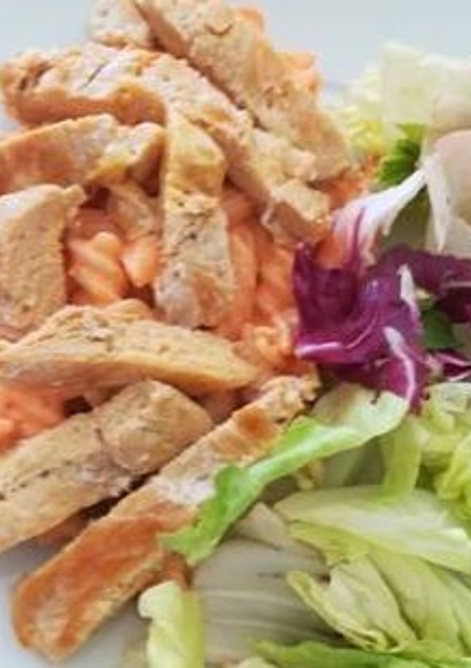 Una foto de Pasta en salsa de pimientos con pollo
