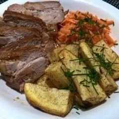 A picture of Carre de cerdo laqueado con papas rústicas!.
