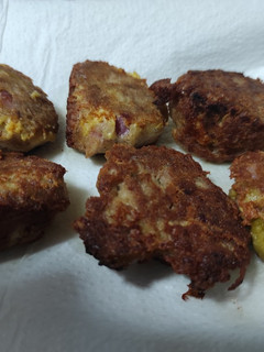Una foto de Fritos de atún de lata