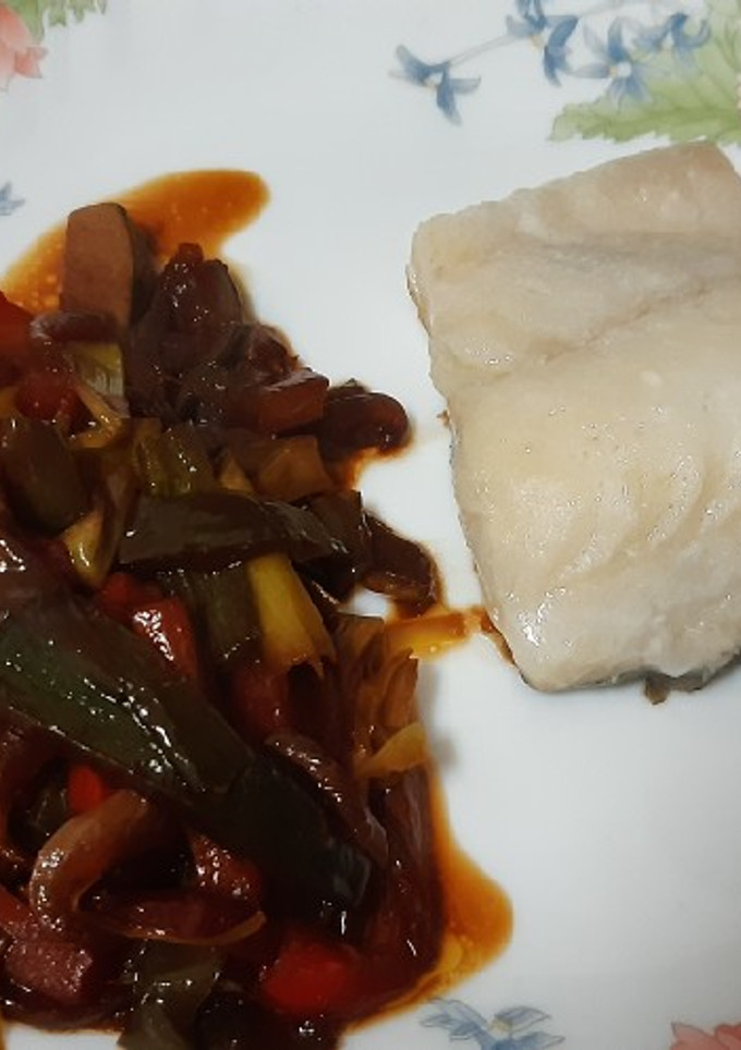 Una foto de Bacalao con verduras en salsa de soja