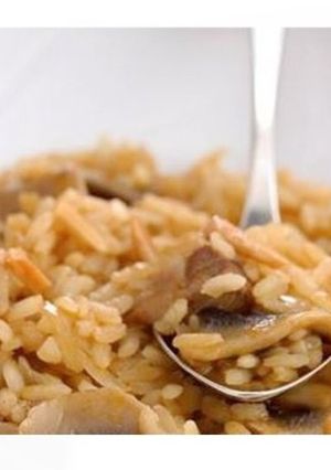 Una foto de Arroz con cordero, berenjenas y piñones