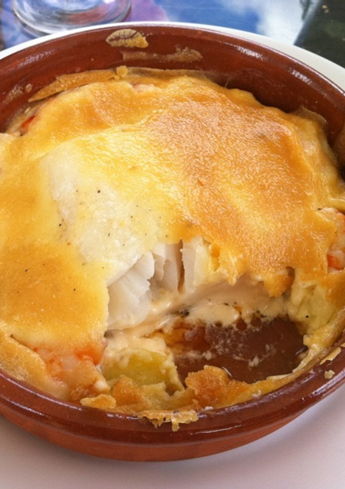 Una foto de Bacalao y langostinos en cazuela, con mahonesa al pil pil