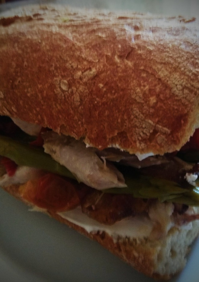 Una foto de Bocadillo de pollo asado