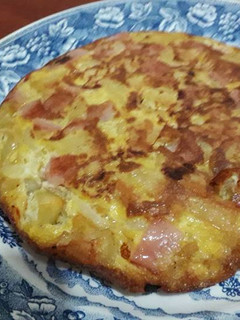 Una foto de Tortilla de papa con jamón y queso