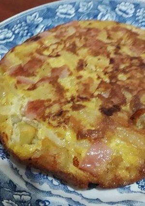 Una foto de Tortilla de papa con jamón y queso