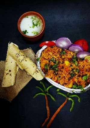 मुंबईचा फेमस चटपटीत तवा पुलाव (tawa pulav recipe in marathi) रेसिपी चे मुख्य फोटो 