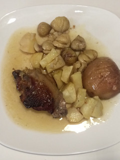 Una foto de Pollo con castañas y manzana