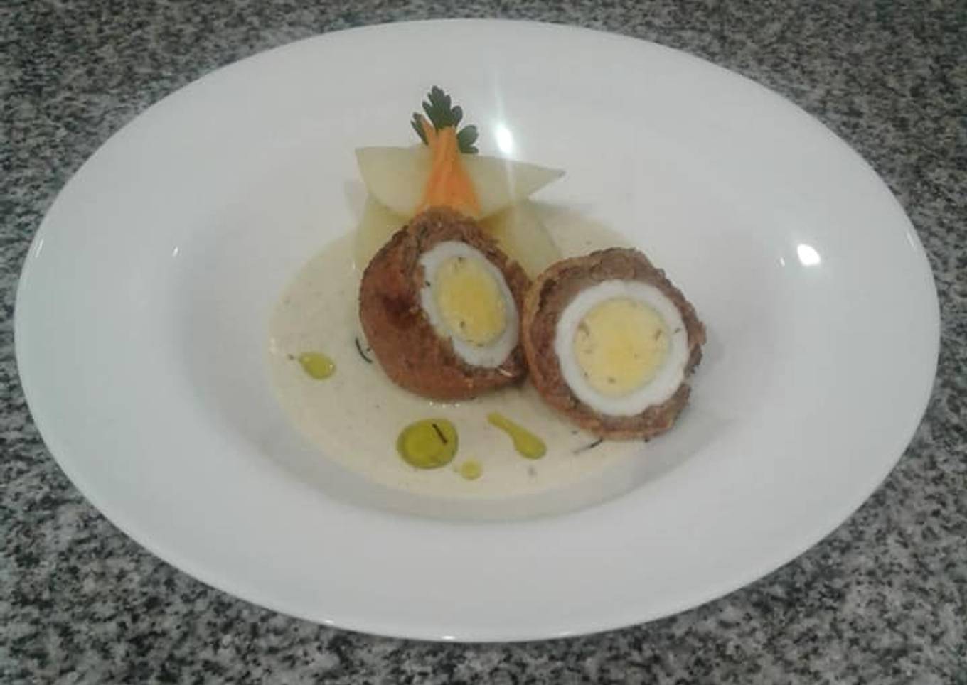 Huevos al estilo escocés con carne picada (carne molida)