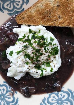 Une photo de Œufs pochés Sauce Meurette