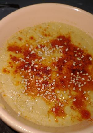Una foto de Hummus o crema de garbanzos