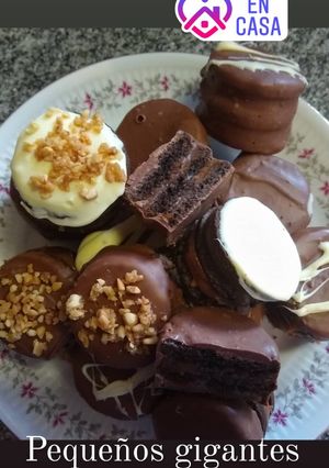 Una foto de Alfajores triples de oreo caseros relleno de dulce de leche