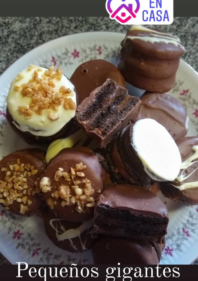 Una foto de Alfajores triples de oreo caseros relleno de dulce de leche