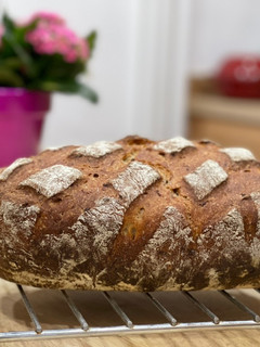 Savanyúkáposztás, hagymás rozskenyér recept fotója