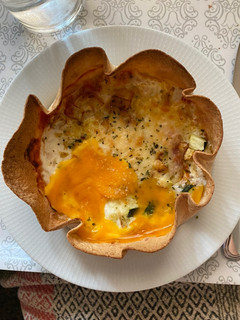 Una foto de Cestita de jamón, queso, huevo y calabacín