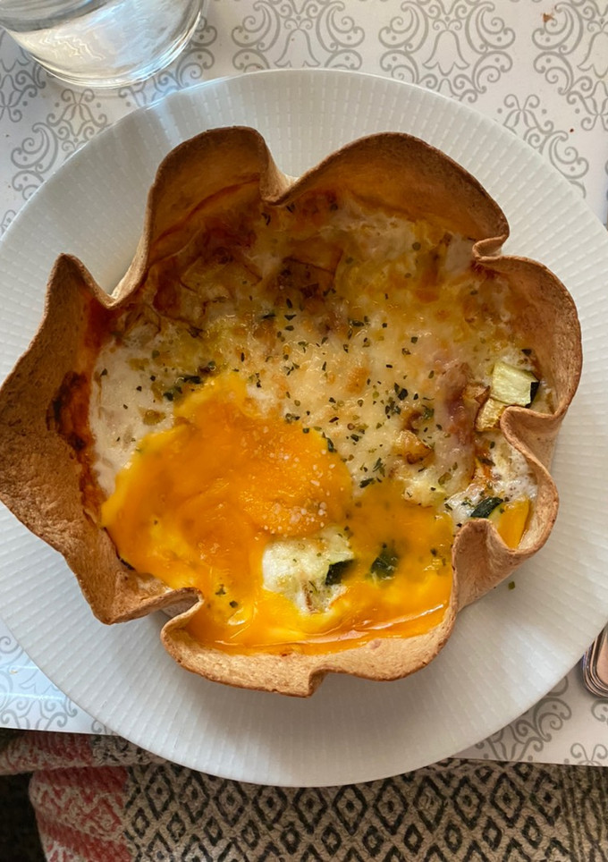 Una foto de Cestita de jamón, queso, huevo y calabacín