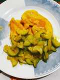 Petto di pollo in glassa di limone curcuma-zenzero paprika e zucchine con curcuma-zenzero e cumino