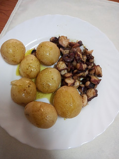 Una foto de Pulpo al mojo hervido con papas cocidas con piel
