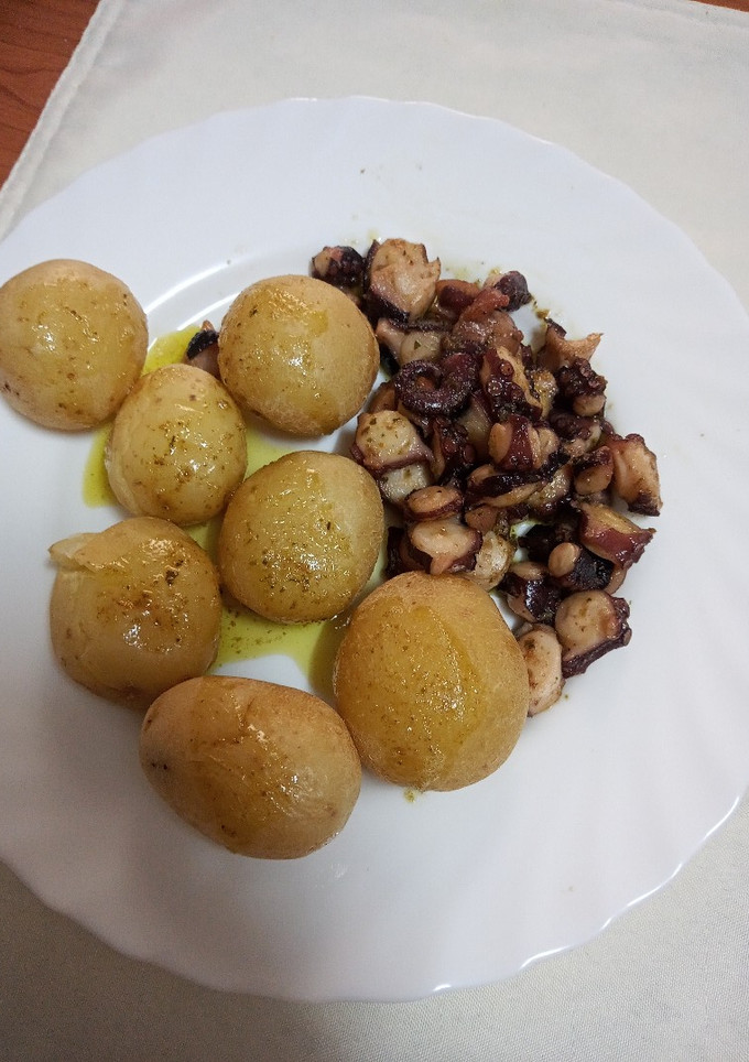 Una foto de Pulpo al mojo hervido con papas cocidas con piel