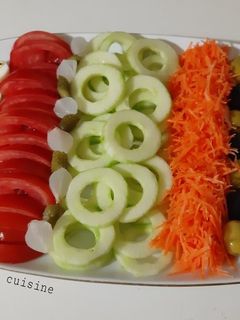 Une photo de Salade de crudités aux oeufs de cailles