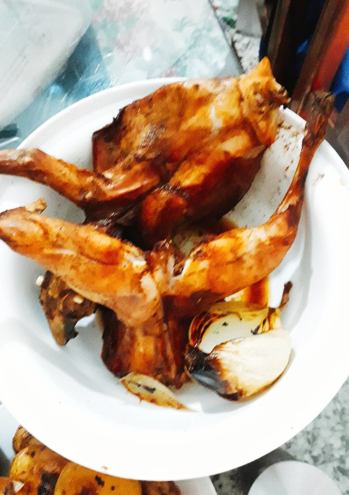 Una foto de Conejo al horno con papas y berenjena