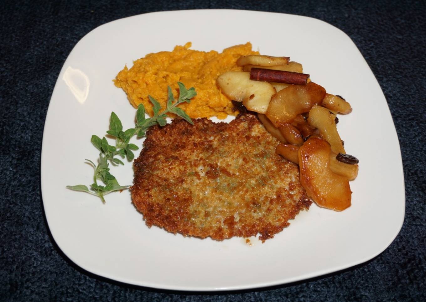 ESCALOPAS DE CERDO CON CAMOTE Y MANZANAS ACARAMELADAS. JON STYLE