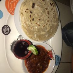 A picture of Roti and tomato salad.