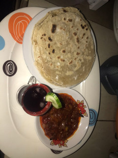 A picture of Roti and tomato salad.