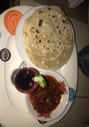 A picture of Roti and tomato salad.