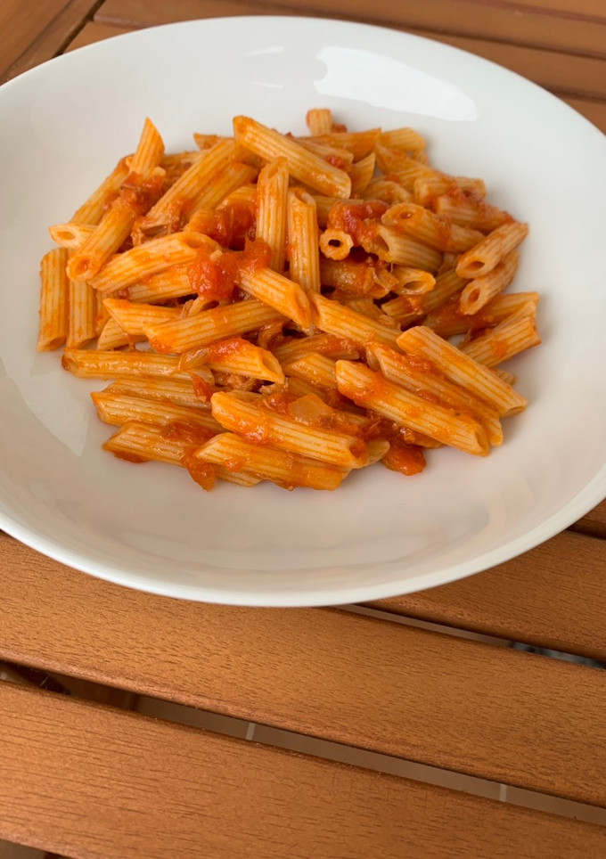 Una foto de Macarrones con tomate y atún