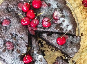 Foto de Brownie com cerejas em forma de tarte
