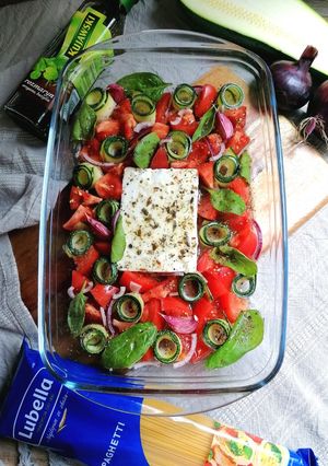 Zdjęcie przepisu Makaron z zapiekanym serem feta i warzywami.