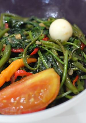 Foto resep Tumis Kangkung Pedas Telur Puyuh