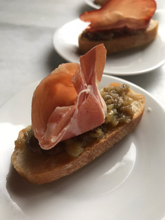 Una foto de Melitzanosalata. Puré de berenjena griego para hacer unas tapas increíbles