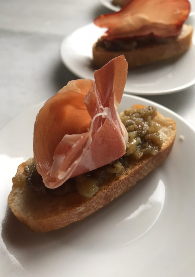 Una foto de Melitzanosalata. Puré de berenjena griego para hacer unas tapas increíbles