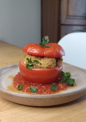 Une photo de 🍅Tomate farcie à l'émincé blé et soja sauce tomate maison