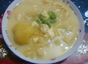 Una foto de Sopa de olluco con fideos