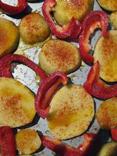 Una foto de Patatas picantonas al horno con pimientos rojos