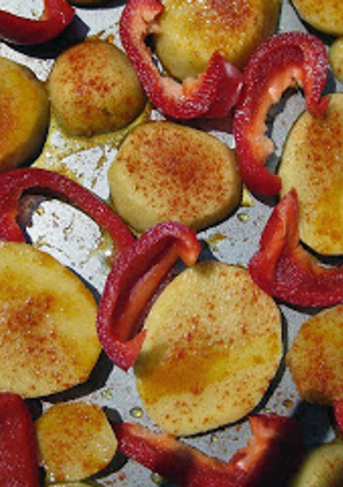 Una foto de Patatas picantonas al horno con pimientos rojos