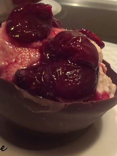 Una foto de Helado de mascarpone con cerezas