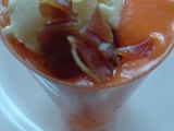Helado de aceite de oliva sobre granizado de gazpacho