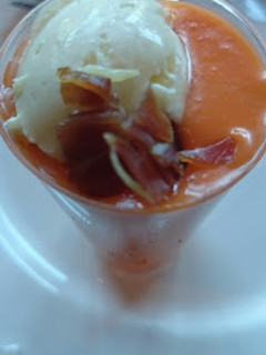 Una foto de Helado de aceite de oliva sobre granizado de gazpacho