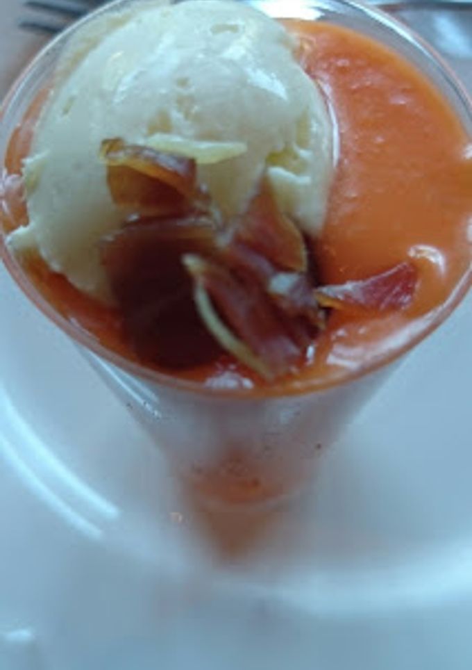 Una foto de Helado de aceite de oliva sobre granizado de gazpacho