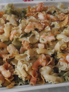 Una foto de Pasta multicolor con gambas