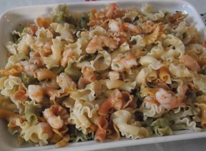 Una foto de Pasta multicolor con gambas