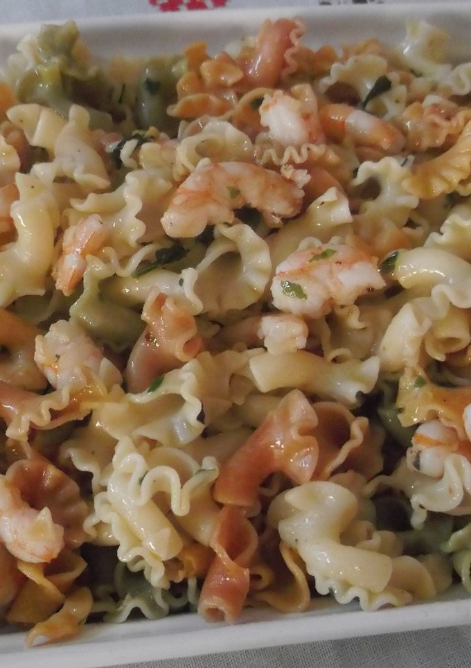 Una foto de Pasta multicolor con gambas