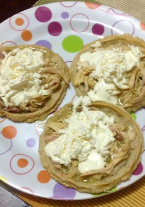 A picture of Chicken Sopes.