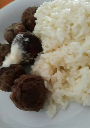Una foto de Arroz con crema y mini albóndigas